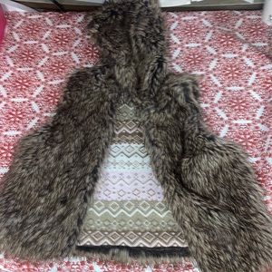 Girls fake fur vest Mudd size XL 16